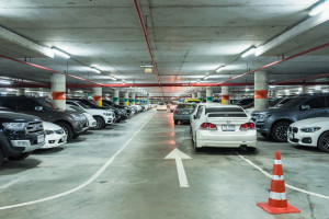 Coraz więcej centrów handlowych pobiera opłaty parkingowe. Klienci i najemcy nie są zadowoleni