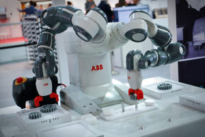 Firma ABB ogłosiła, że z końcem 2024 r. zamierza wygasić produkcję w fabryce w Kłodzku; fot. shutterstock