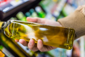Rekordowe ceny oliwy z oliwek. Sklepy zabezpieczają butelki jak alkohol