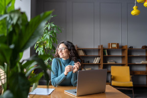 Praca zdalna oraz praca hybrydowa, które były postrzegane jako jeden z elementów poprawy dobrostanu psychicznego (fot. Shutterstock)