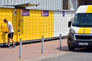 Nadawanie i odbieranie paczek dzięki paczkomatom InPost dostępne jest całą dobę (fot. Shutterstock)