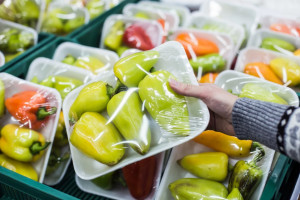zakaz pakowania owoców i warzyw w plasik, fot. shutterstock/Goncharov_Artem