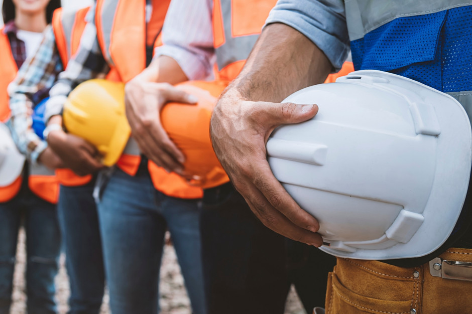 Pracownicy fizyczni mogą zarobić więcej niż "białe kołnierzyki". Ekspertka  o rekrutacji