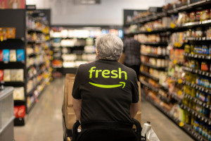 Amazon diametralnie zmienia technologię w supermarketach (fot. Shutterstock)