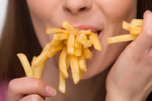 Śmieciowe jedzenie może w młodości uszkadzać mózg