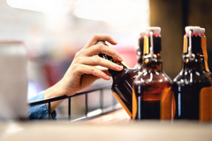 Blisko 60 proc. Polaków za zakazem sprzedaży alkoholu na stacjach benzynowych, fot. Shutterstock
