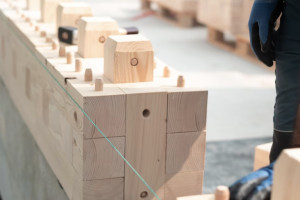 W Niemczech budują supermarket z drewnianych klocków