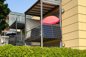 Elektrownię balkonową można przymocować do balustrady balkonu za pomocą wspornika lub ustawić na płaskim dachu albo trawniku (fot. Shutterstock)