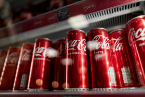 Klienci nie rezygnuja z napojów Coca-Cola, fot. shutterstock/BLGKV