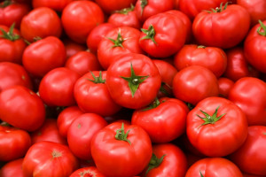 Zmiany cen na rynku warzyw i owoców. Tanieją pomidory, drożeją warzywa korzeniowe; fot. shutterstock
