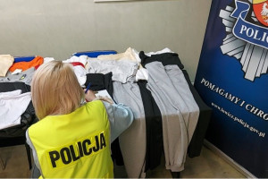 Policja zabezpieczyła ponad 1000 sztuk podrabianej odzieży i zabawek; fot. KPP Łowicz