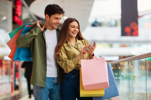 Ponad połowa konsumentów łączy zakupy stacjonarne z online; fot. shutterstock