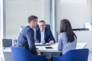 Ci pracownicy wygrywają z rynkowymi zawirowaniami. Wynagrodzenia idą w górę