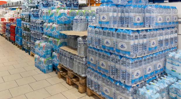 Ruszyła opakowaniowa rewolucja. Butelki z kaucją i bez na półkach, inne zasady dla galerii handlowych