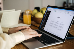 Zwolnienie za korzystanie ze sztucznej inteligencji w pracy