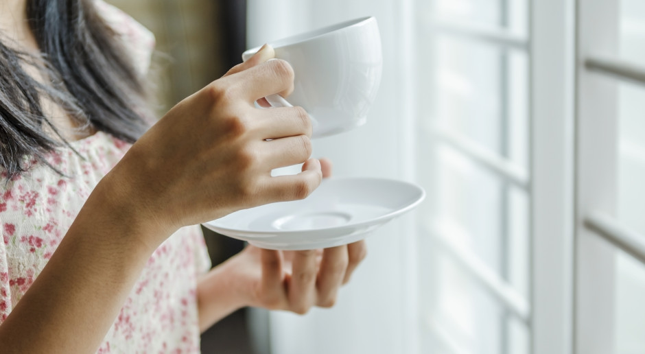 Polacy dodają do kawy bez opamiętania. Rujnuje zdrowie bardziej niż cukier
