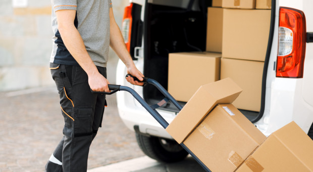 Tanie paczki, realne straty. Chińskie platformy wysysają miliardy z Polski