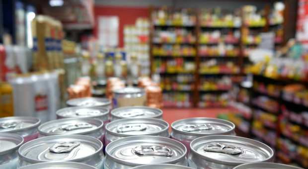 Rodacy odstawiają alkohol i papierosy. Sklepy na osiedlach już liczą straty