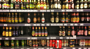 Polacy odstawiają papierosy i alkohol. Osiedlowe sklepy liczą straty