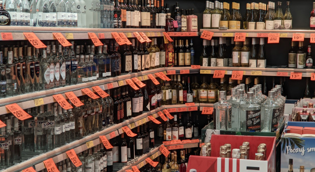 Alkohol ma zniknąć z oczu klientów? POPiHN apeluje o nowy standard sprzedaży