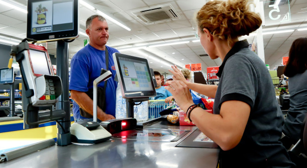 Handel walczy o pracowników pierwszej linii. Jeden czynnik wpływa na strategię