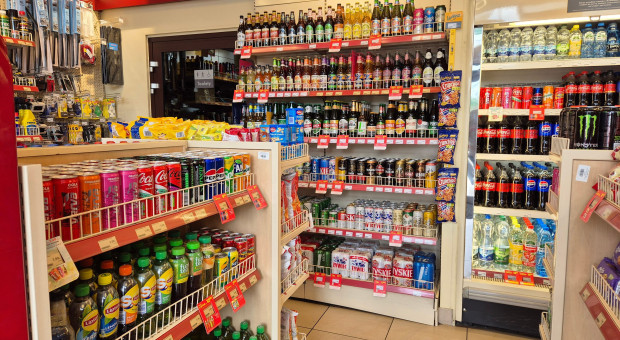 Osiedlowe sklepy w zapaści. Polacy rezygnują z alkoholu i papierosów