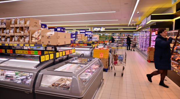 Dyskonty przejmują rynek. Polacy wydali w sklepach o 14,5 mld zł więcej