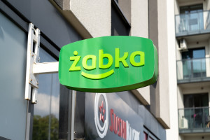 Żabka lubi sąsiedztwa kin i hoteli. Stały ruch, także w weekendy