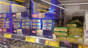 Masło tanieje, ale to nie cała prawda. Tym grają sieci handlowe, by przyciągnąć klientów