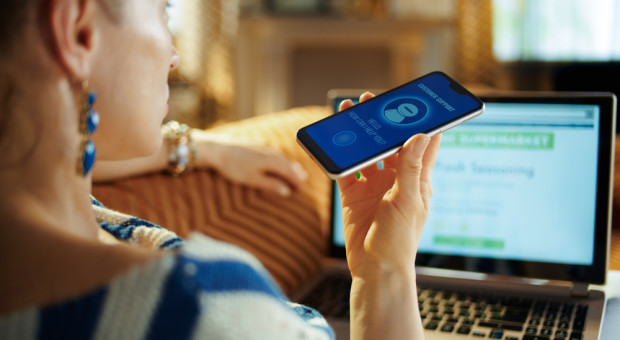 Wdrożenia AI w e-commerce. Bez danych i procesów kończy się na ChatGPT