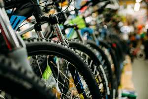 Przetrwał epokę Rometów i Jaw. Kultowy sklep rowerowy zamyka się po 74 latach