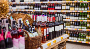 Polacy ograniczają alkohol i papierosy. Spada sprzedaż piwa, wina i mocnych trunków