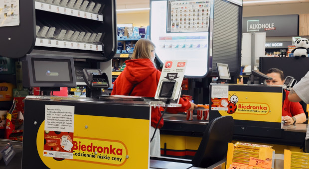 Polskie sklepy zmieniają się od środka. Coraz więcej pracowników 50+ i cudzoziemców