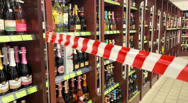Zakaz reklamy i promocji alkoholu. Handel ostrzega przed kosztami i chaosem wdrożenia