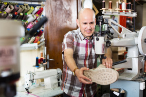 Nowa moda w sklepach. Klienci przynoszą stare rzeczy, płacą ekoczekami